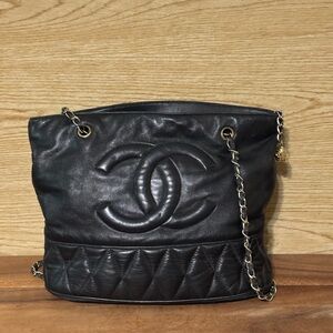 CHANEL Black Leather Shoulder Bag